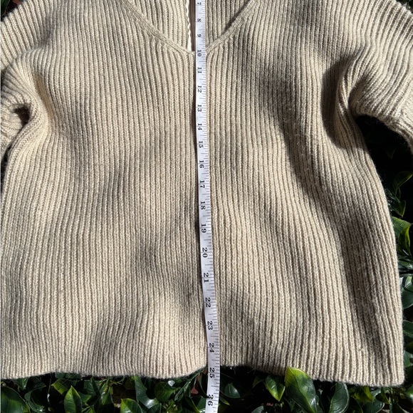 DO+BE beige knit sweater with a choker neckline and a deep V-neck - Picture 7 of 7